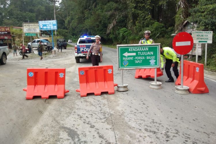 Polisi melakukan sistem buka tutup untuk mengatur lalu lintas sekitar jembatan kembar di Girsang Sipangan Bolon, Kabupaten Simalungun, Rabu (19/12/2018).