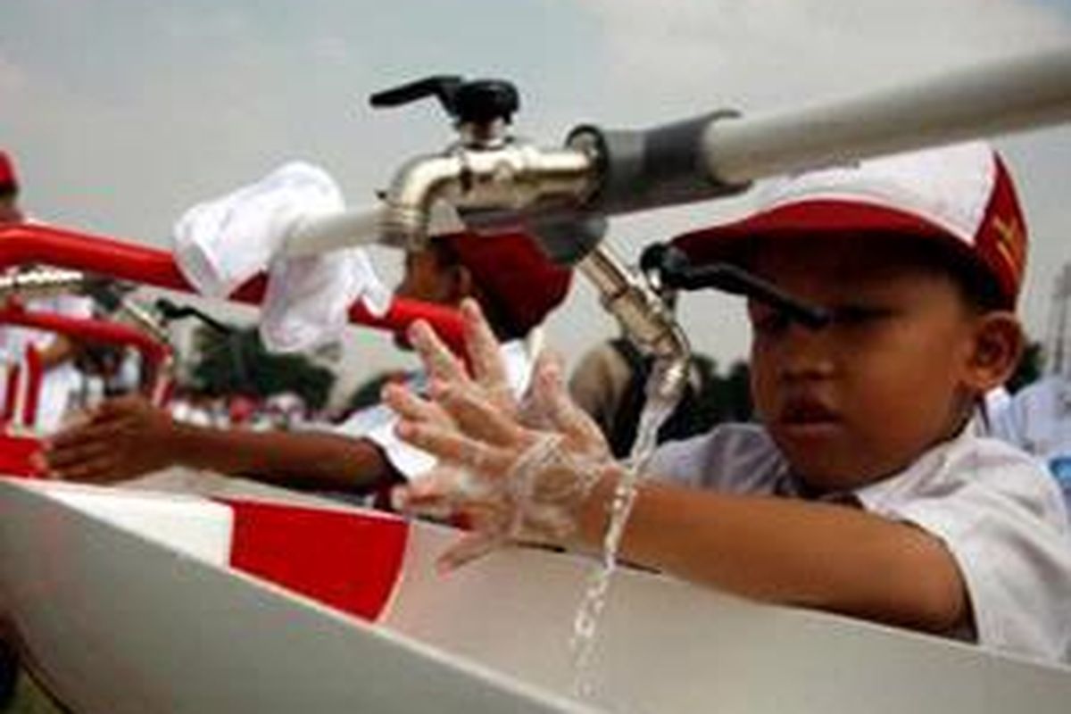 Hari Cuci Tangan Pakai Sabun Sedunia diikuti sekitar 5.000 murid sekolah dasar se-Jakarta di Lapangan Wisma Aldiron, Pancoran, Jakarta Selatan, Rabu (15/10). Kegiatan yang mendapatkan penghargaaan Museum Rekor Indonesia (MURI) ini juga diselenggarakan di tiga kota lainnya Malang, Bandung dan Yogyakarta.