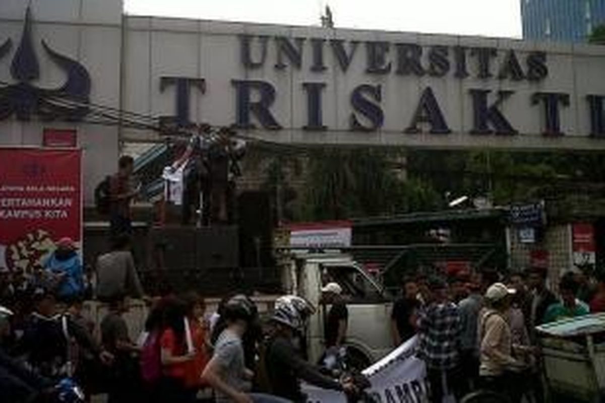 Aksi unjuk rasa di depan Kampus Universitas Trisakti menggagalkan proses eksekusi oleh juru sita Pengadilan Negeri Jakarta Barat, Rabu (6/11/2013). 