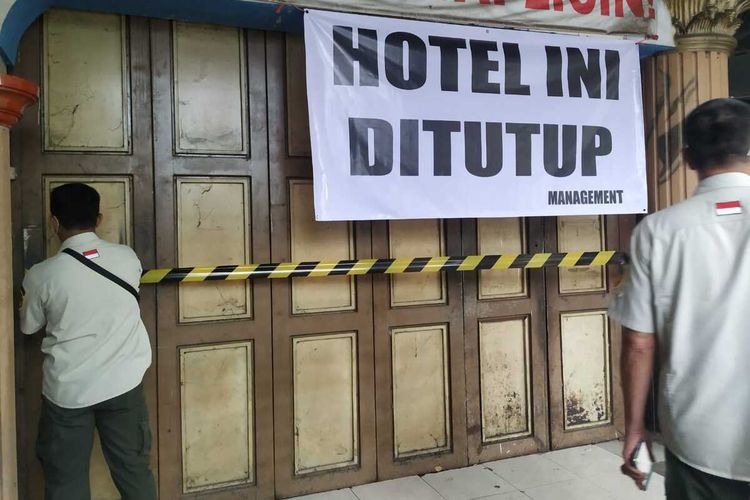 Salah satu hotel di Tasikmalaya ditutup paksa oleh Satpol PP, Rabu (20/1/2022). Hotel yang ditutup itu karena jadi tempat prostitusi dan pesta miras.