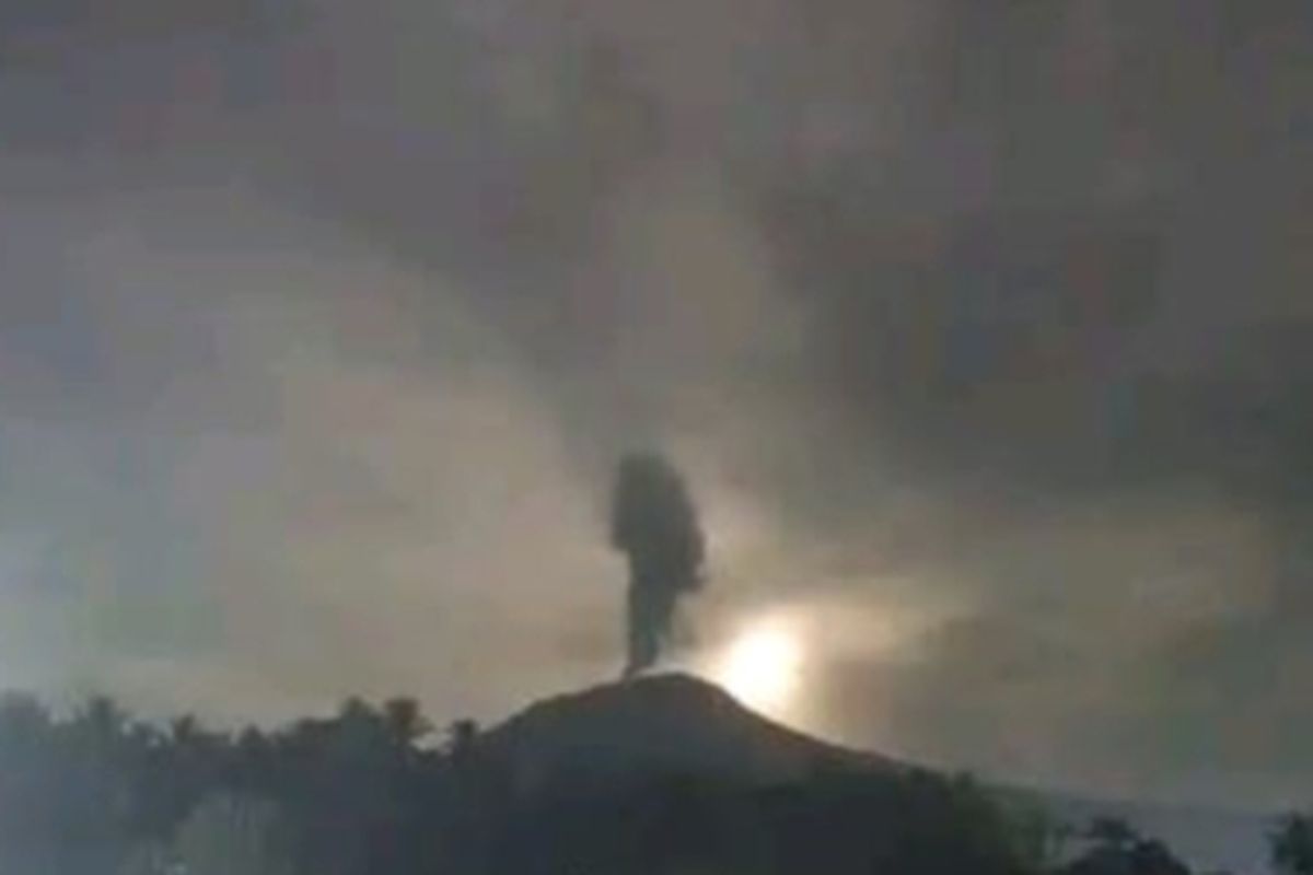 Gunung Ibu Kembali Erupsi, Tinggi Kolom Abu Capai 1.000 Meter