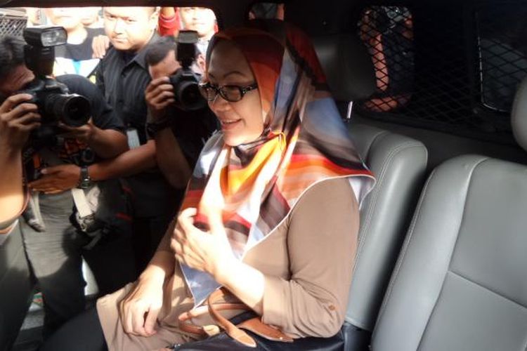 Mantan Gubermur Banten, Atut Chosiyah memasuki mobil tahanan di Gedung KPK Jakarta, Kamis (16/2/2017).