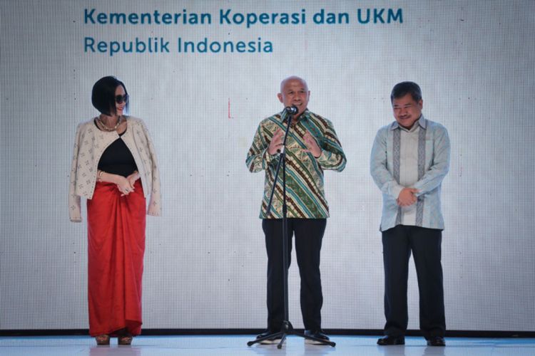 Kerajinan kulit Garut berupa jaket kulit ikut ditampilkan dalam ajang Indonesian Fashion Week yang digelar di Jakarta Convention Centre, Jumat (24/02/2023)