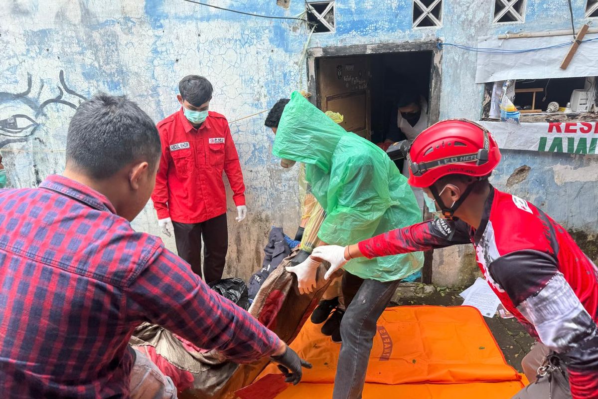 Petugas kepolisian dari Inafis mengecek kondisi Bambang Irawan, warga Jalan Dewi Sartika Gang V A Kelurahan Temas, Kecamatan Batu, Kota Batu, Jawa Timur ditemukan meninggal di kamar kosnya pada Jumat (31/1/2025).