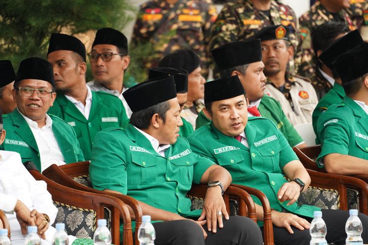 Ketua Umum Pimpinan Pusat GP Ansor, H Addin Jauharudin (kiri) dan Sekjen H A Rifqi Al Mubarok, saat menghadiri Apel Santri di Ponpes Buntet, Cirebon, Rabu (23/10/2025).