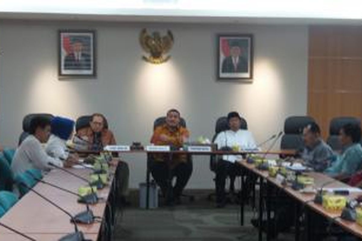 Rapat hak angket yang digelar di Gedung DPRD DKI, Jumat (13/3/2015). Rapat digelar dalam rangka mendengarkan keterangan Deputi Gubernur DKI bidang Pariwisata Sylviana Murni, terkait kapasitas Veronica Tan dan Harry Basuki dalam sebuah rapat di Balai Kota DKI Jakarta.