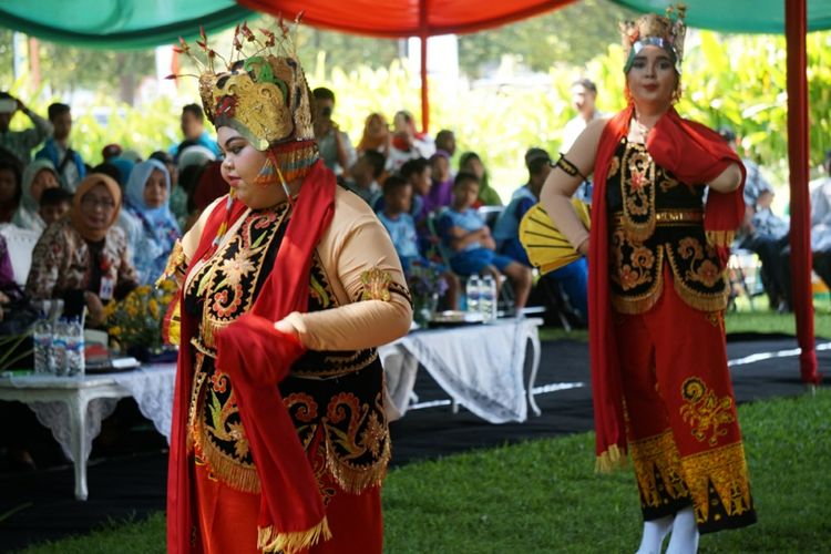 Tirza dan Shifa saat menari di Festival Anak Berkebutuhan Khusus Kamis (2/11/2017)