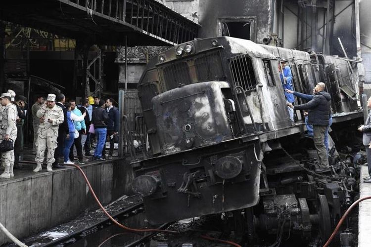 Pasukan keamanan berkumpul di lokasi kebakaran yang melanda kereta di stasiun kereta Ramses di Kairo, Mesir, Rabu (27/2/2019). (AFP/KHALED DESOUKI)