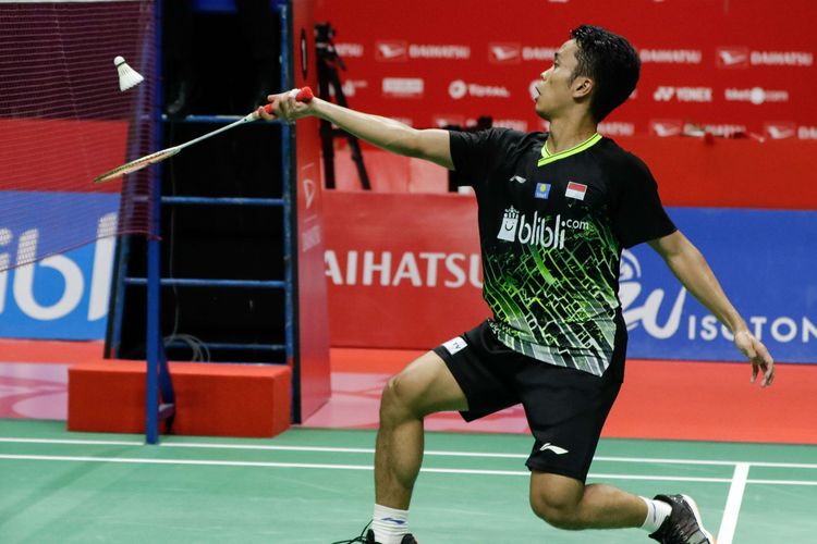 Tunggal putra Indonesia, Anthony Ginting bertanding melawan tunggal putra Denmark, Anders Antonsen  pada pertandingan final Daihatsu Indonesia Masters 2020 di Istora Senayan Jakarta, Minggu (19/1/2020). Anthony Ginting tampil sebagai juara setelah menang 17-21, 21-15, dan 21-9.