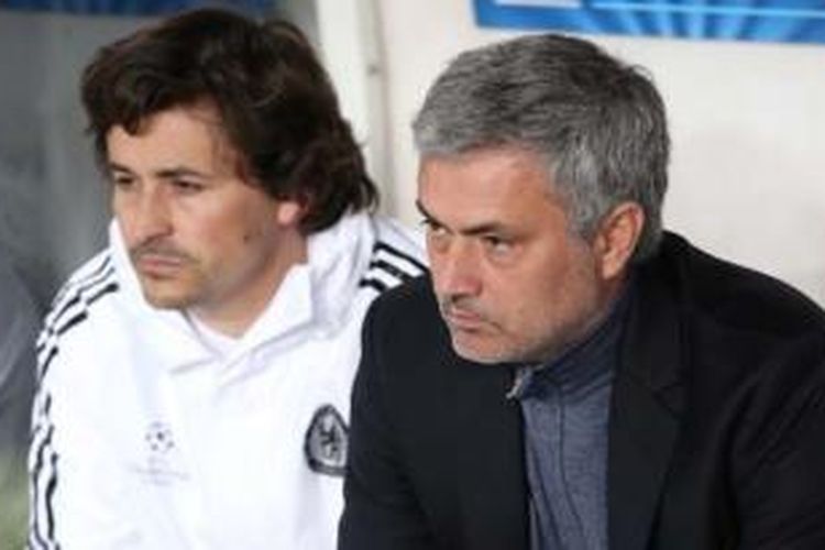 Manajer Chelsea, Jose Mourinho, dan asisten Rui Faria. 