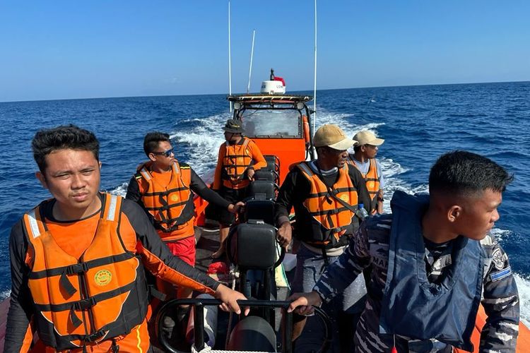 Foto: Tim SAR gabungan melakukan pencarian seorang nelayan yang hilang saat melaut di perairan Pulau Sukun, Kabupaten Sikka, Nusa Tenggara Timur (NTT).