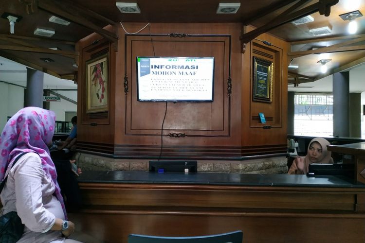 Papan informasi penghentian sementara layanan BPJS Kesehatan terpasang di ruang lobi RSUI Kustati Surakarta, Jawa Tengah, Rabu (2/1/2019).