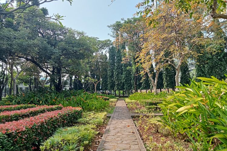 Taman Cattleya, ruang terbuka hijau di Jakarta Barat.