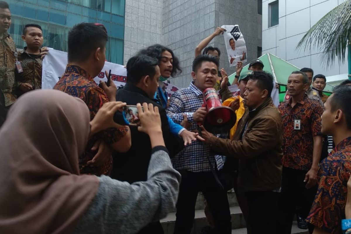 Massa dari Pergerakan Mahasiswa Islam Indonesia (PMII) Jakarta Timur diusir petugas pengamanan dalam (pamdal) karena berdemo di dalam area Balai Kota DKI Jakarta, Jakarta Pusat, Kamis (27/6/2019).