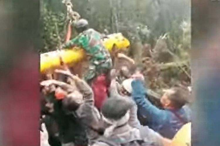 Detik-detik evakuasi Kapolda Jambi dari hutan di Desa Tamiai, Kecamatan Batang Merangin, Kabupaten Kerinci, Selasa (21/2/2023).