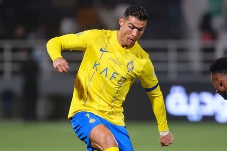 Penyerang Al Nassr, Cristiano Ronaldo, tengah ditempel bek Al Shabab, Moteb Al-Harbi, dalam lanjutan Liga Arab Saudi 2023-2024 antara Al Shabab vs Al Nassr di Stadion Al Shabab Club pada 25 Februari 2024. 