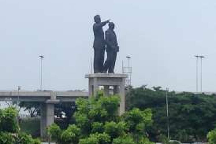 Tampak patung Soekarno dan Mohammad Hatta di Bandara Soekarno-Hatta, Tangerang, dilihat dari fly over yang baru dibangun menuju Terminal 3 Ultimate, Rabu (27/1/2016). 





