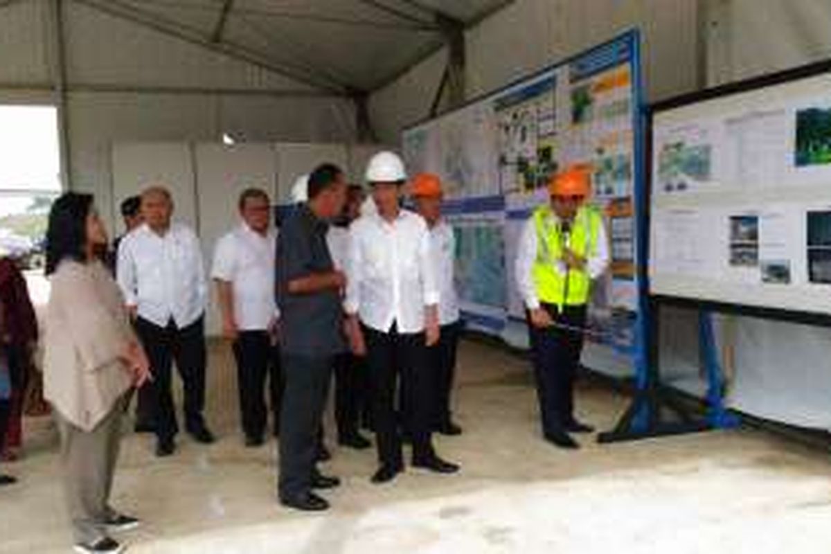 Presiden Republik Indonesia Joko Widodo (Jokowi) meninjau proyek Tol Cileunyi-Sumedang-Dawuan (Cisumdawu) bersama Menteri Pekerjaan Umum dan Perumahan Rakyat (PUPR) Basuki Hadimuljono, dan didampingi Dirjen Bina Marga Kementerian PUPR Hediyanto W Husaini, Kamis (17/3/2016).