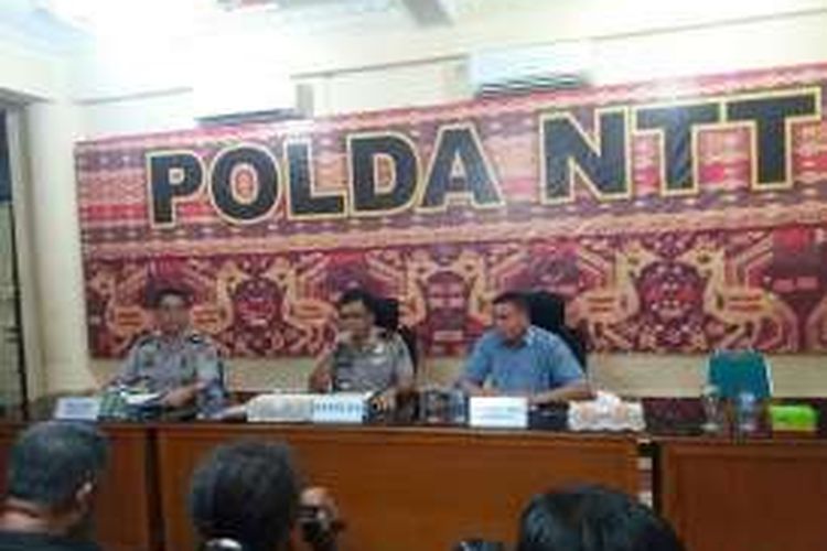 Kapolda NTT Brigjen Polisi Estasius Widyo Sunaryo (tengah) didampingi Direskrimum Polda NTT Kombes Yudi Sinlae (kanan) dan Kabid Humas Polda NTT AKBP Jules Abraham Abast (kiri) saat menggelar jumpa pers di Mapolda NTT, Kamis (15/12/2016)