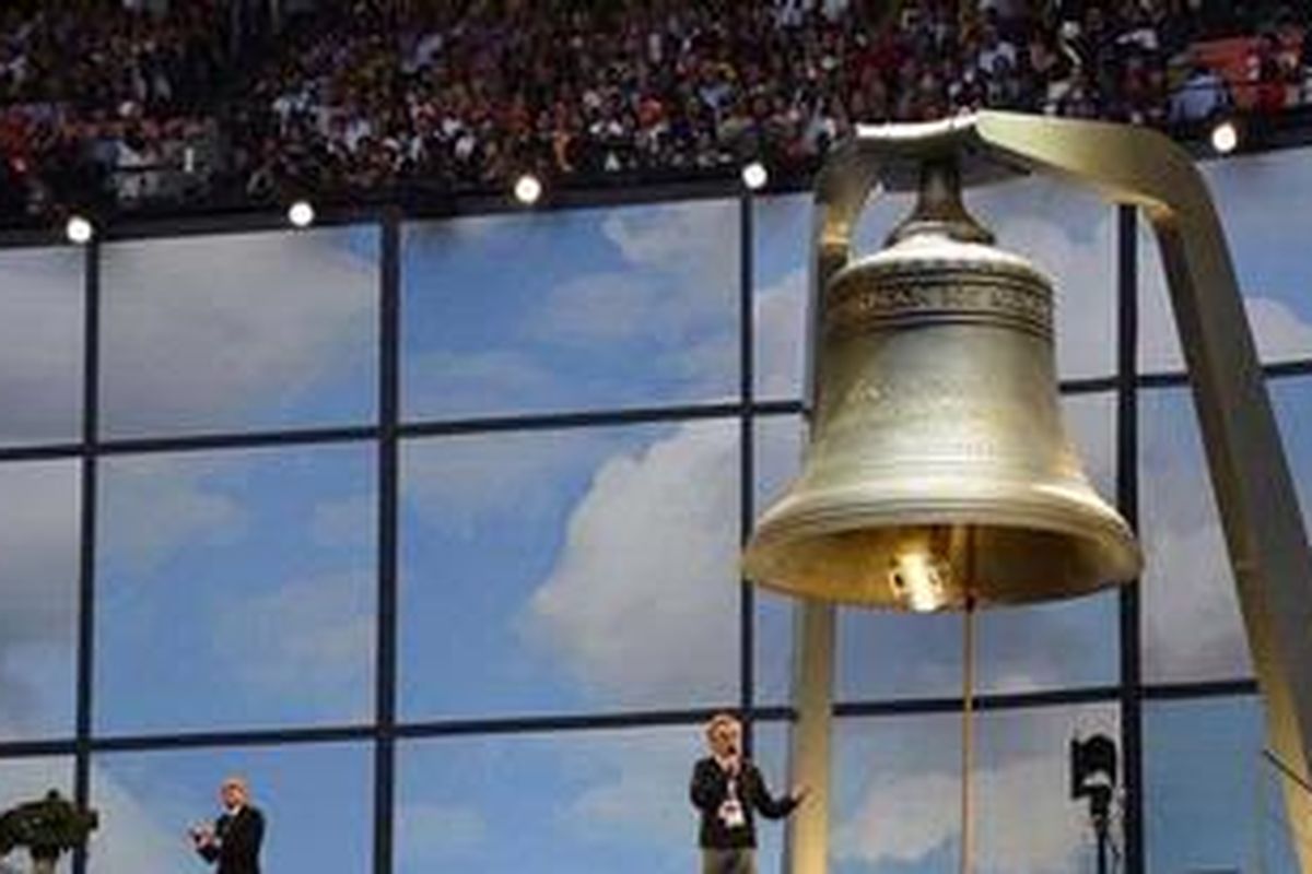 Lonceng Olimpiade dibunyikan sebagai penanda upacara pembukaan Olimpiade London 2012 dimulai pada Jumat (27/7/2012) malam pukul 20.00 waktu setempat atau Sabtu (28/7) dini hari pukul 03.00 WIB.