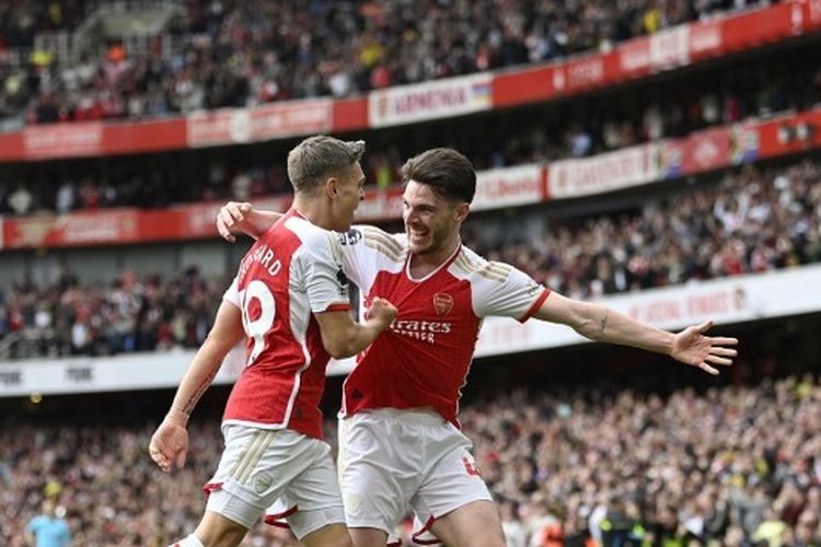 Leandro Trossard dan Declan Rice tengah berselebrasi seusai mengemas gol dalam lanjutan Liga Inggris 2023-2024 antara Arsenal vs Bournemouth di Stadion Emirates pada 4 Mei 2024.