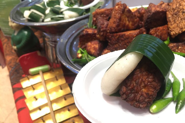 Sajian jadah tempe, kuliner tradisional khas Yogyakarta yang banyak ditemukan di sekitar Kaliurang.