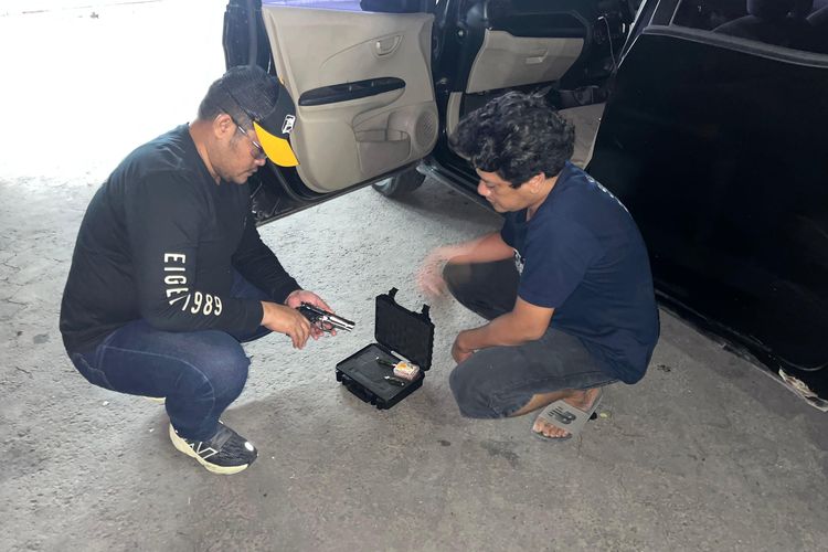 Kasat Reskrim Polres Kediri Kota Iptu Fathur Rozikin (bertopi) dan seorang anggotanya tengah olah TKP perampokan yang menyasar minimarket di Ngronggo, Kota Kediri, Jawa Timur, Minggu (7/11/2024).