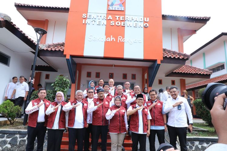 Menteri PANRB Rini Widyantini bersama Menko Bidang Pemberdayaan Masyarakat Muhaimin Iskandar dan Menteri Sosial Saifullah Yusuf saat menghadiri pembukaan MPLS di Sekolah Rakyat Menengah Pertama 10 Bogor, Senin (14/7/2025).