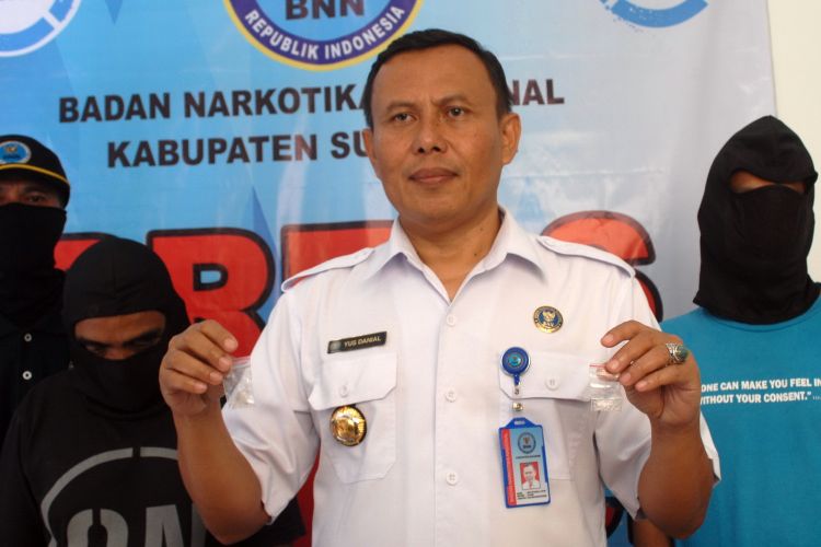 Kepala BNN Kabupaten Sukabumi Yus Danial menunjukkan barang bukti narkotika jenis sabu dua tersangka pengedar di Kantor BBN Sukabumi, Jawa Barat, Selasa (21/3/2017). 