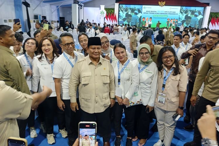 Presiden RI Prabowo Subianto menghadiri Akad Massal 26.000 KPR FLPP dan Serah Terima Kunci Rumah Subsidi Menyala di Cileungsi, Kabupaten Bogor.