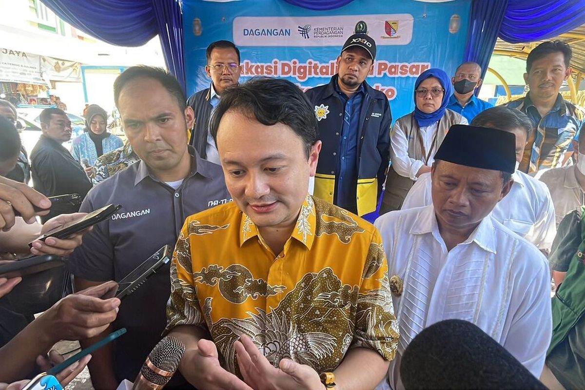 Wakil Menteri Perdagangan (Wamenag) RI Jerry Sambuaga didampingi Wakil Gubernur Jawa Barat Uu Ruzhanul Ulum saat mengunjungi Pasar Soreang, Kabupaten Bandung, Jawa Barat dalam rangka memantau harga dan stok pangan, pada Sabtu (15/4/2023).