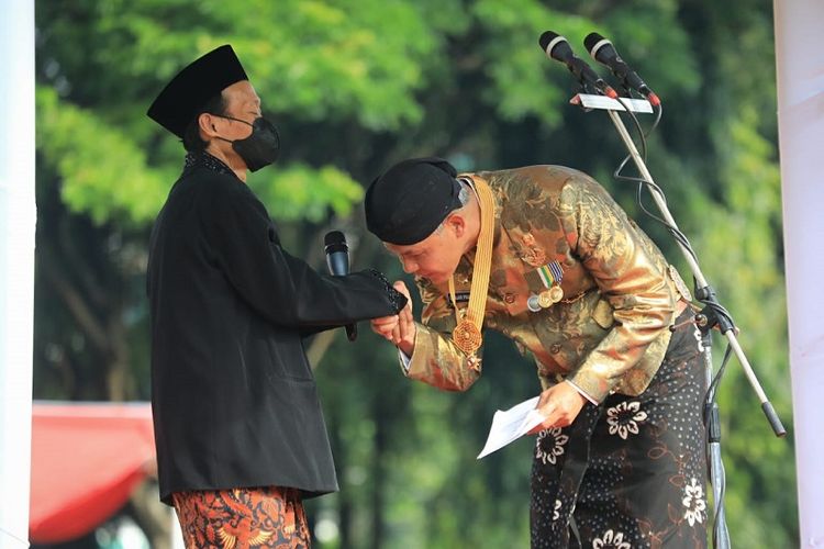 Dalam acara peringatan Hari Pahlawan yang diselenggarakan di Lapangan Pancasila Simpang Lima, Semarang, Kamis (10/11/2022), Gubernur Jawa Tengah (Jateng) Ganjar Pranowo mengapresiasi seorang petani asal Desa Kalibareng bernama Subari atas keluasan hatinya menghibahkan lahan miliknya untuk dijadikan embung. 