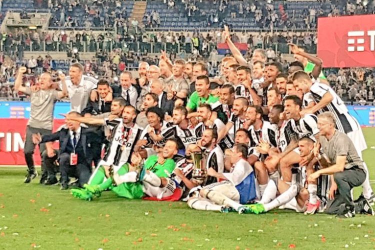 Para pemain Juventus merayakan keberhasilan menjuarai Coppa Italia 2016-2017 seusai mengalahkan Lazio, Rabu (17/5/2017). 