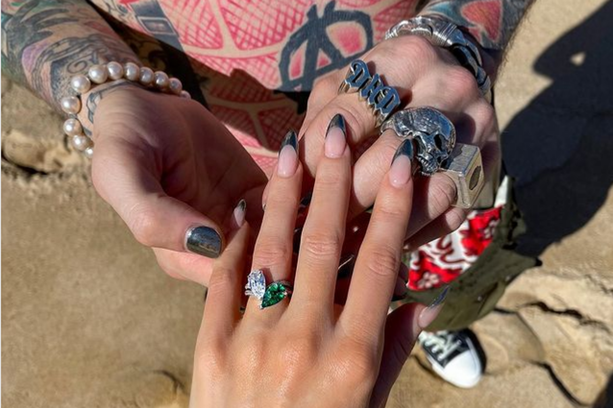 Cincin pertunangan Megan Fox dan MGK memiliki desain unik dan sarat makna nyeleneh