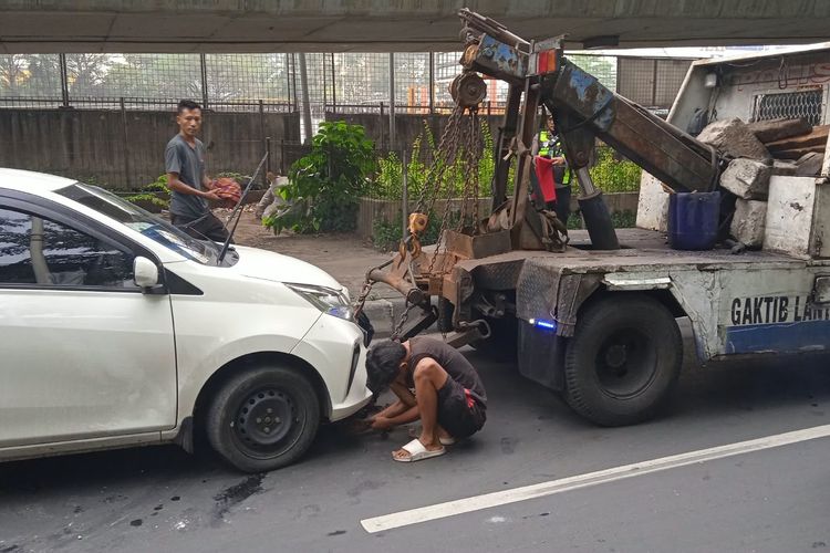 Mobil Tabrak Tiang Lampu di Cengkareng Jakbar, Penumpang Terluka
