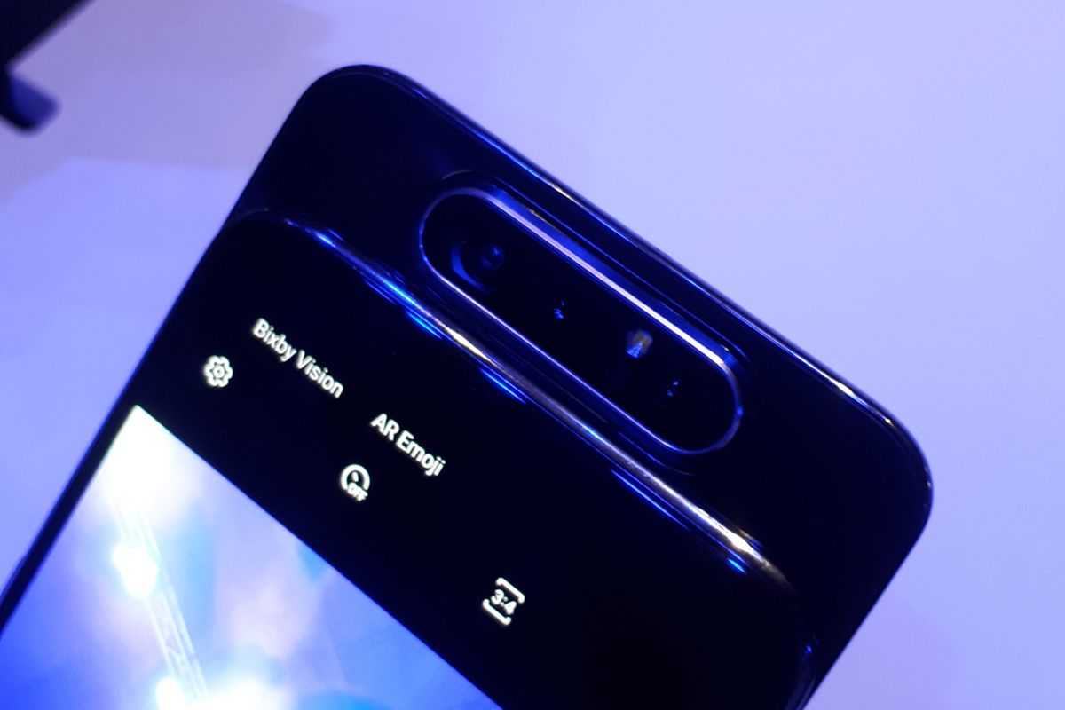 Galaxy A80 memiliki tiga kamera yang bisa berputar sehingga berfungsi sebagai kamera belakang sekaligus kamera depan.