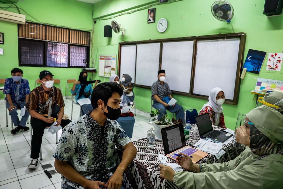 Pelajar saat menerima vaksin dari tenaga kesehatan di SMA 20 Jakarta Pusat, Kamis (1/7/2021). Gubernur DKI Jakarta, Anies Baswedan meminta orang tua mendorong anak berumur 12 hingga 17 tahun mengikuti vaksinasi covid-19. Seluruh anak sekolah pada rentang usia ini dipastikan akan mendapatkan vaksin covid-19.