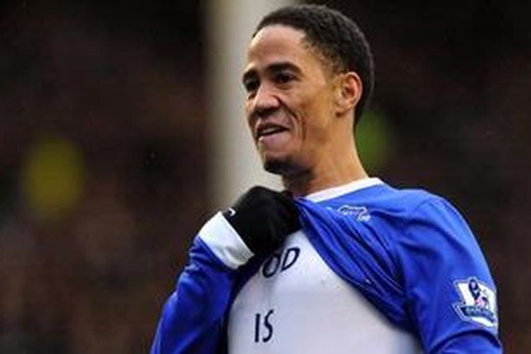 Ekspresi pemain Everton, Steven Pienaar usai membobol gawang Chelsea dalam lanjutan Premier League di Goodison Park, Minggu (30/12/2012). Everton sementara unggul 1-0 hingga akhir babak pertama dalam laga tersebut. 