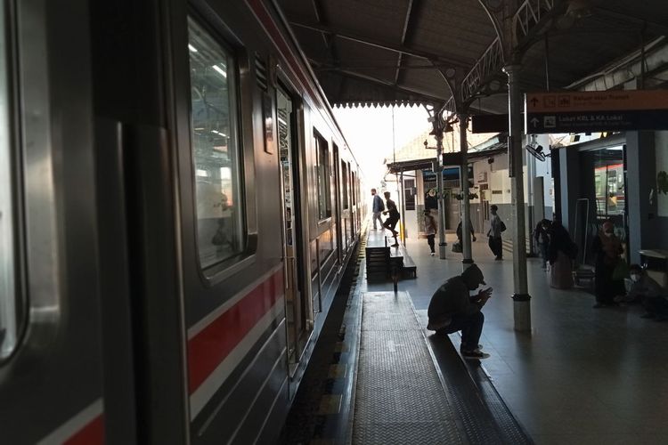 Suasana naik dan turun penumpang di Stasiun Rangkasbitung.