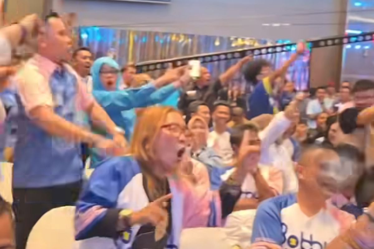 Pendukung calon gubernur Sumut nomor urut 1 Bobby Nasution saat meneriakkan yel yel 'PSMS Hancur' di debat Pilkada Sumut, Rabu (30/10/2024) 