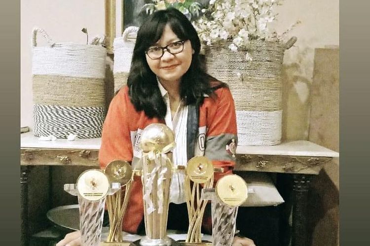 Leony dan tropi kemenangan di berbagai lomba debat