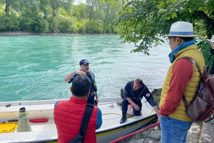 Gubernur Jawa Barat Ridwan Kamil saat memantau langsung pencarian Emmeril Kahn Mumtadz (Eril), di sepanjang Sungai Aare, Kota Bern, Swiss.