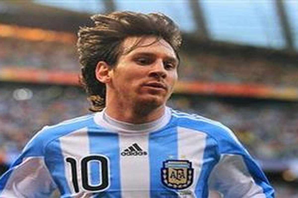Penyerang Argentina, Lionel Messi, mencetak satu gol dan membawa timnya menang 2-1 atas Portugal dalam laga persahabatan, Rabu atau Kamis (10/2/2011) dini hari WIB.