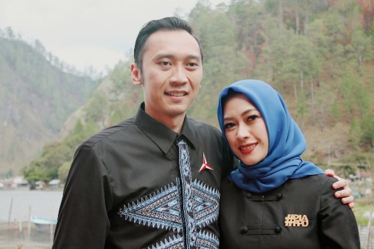 Edhie Baskoro Yudhoyono (Ibas) beserta istri, Siti Ruby Aliya Rajasa saat berfoto di pinggiran Danau Laut Tawar, Takengon, Aceh Tengah, Jumat (21/9/2018)