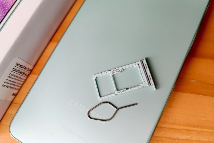 Penampakan slot dual SIM hybrid dan SIM card ejector tool Samsung Galaxy A73 5G.