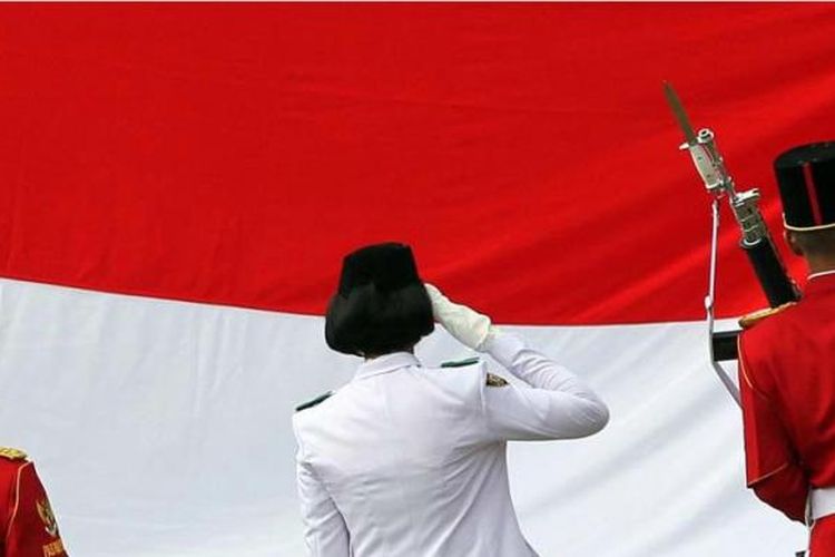 Pasukan Paskibraka bertugas menaikan Bendera Merah Putih dalam Upacara Peringatan Detik-detik Proklamasi HUT ke-70 RI di Istana Merdeka, Senin (17/8/2015).