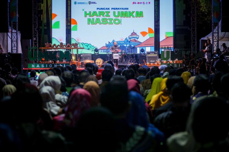 Menteri Koperasi dan Usaha Kecil Menengah (MenKopUKM) Teten Masduki mengatakan, Hari UMKM Nasional 2023 menjadi hajatan bagi para pelaku UMKM agar dapat secara bebas mengekspresikan karya sekaligus menjadi wadah untuk bertransformasi.