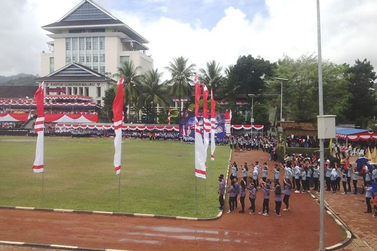 Wali Kota Ambon, Richard Louhenapessy didampingi Wakil Wali KOta Ambon, Syarif Hadler saat akan meniup lilin kue ulang Tahun Kota Ambon ke-442 di Lpangan Merdeka AMbon, Kamis (7/9/2017)