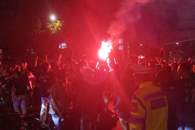 Ribuan Supporter PSM Makassar saat Gelar Konvoi di Jalan AP Pettarani, Jumat (31/3/2023) malam.