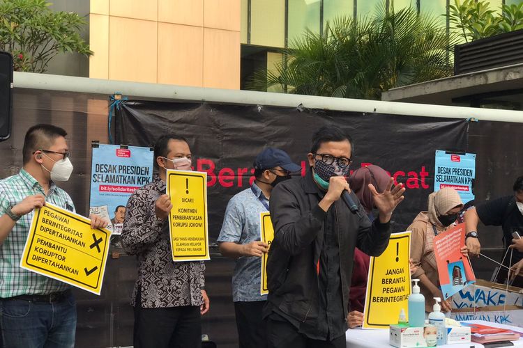 Direktur Eksekutif Amnesty Internasional Indonesia Usman Hamid di Kantor Darurta Pemberantasan Korupsi di Depan Gedung ACLC KPK pada Selasa (28/9/2021). Ia mengatakan 56 pegawai KPK akan kehilangan hak absolut jika presiden Jokowi tidak mengambil langkah pembatalan pemberhentian mereka.